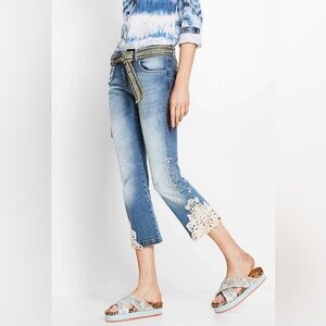 DESIGUAL Exotic Jeans Low Rise Bootcut Capri 26
Lace Detail Light Wash Artsy